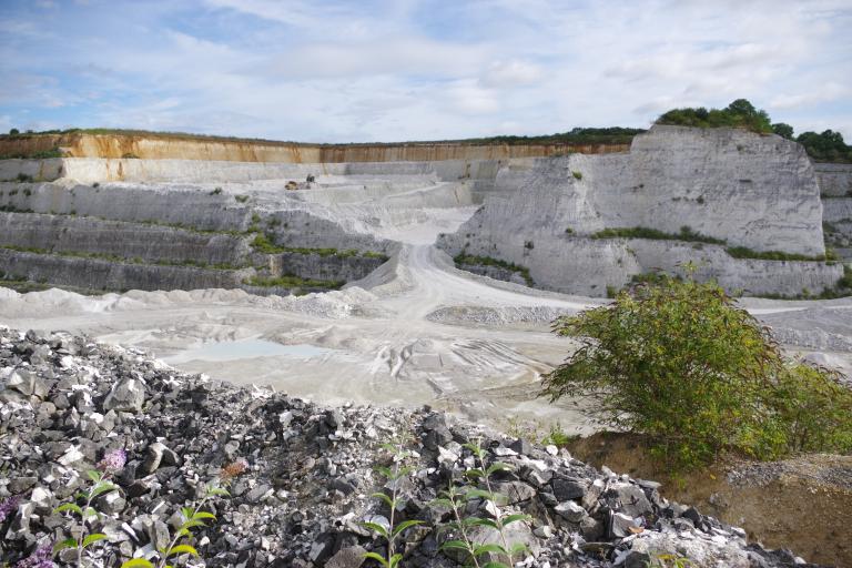 Carrière d'extraction de Carbonate de Calcium dans le département de l'Oise. Ce site doit faire l'objet d'un réaménagement écologique et à vocation pédagogique © Philippe GOURDAIN